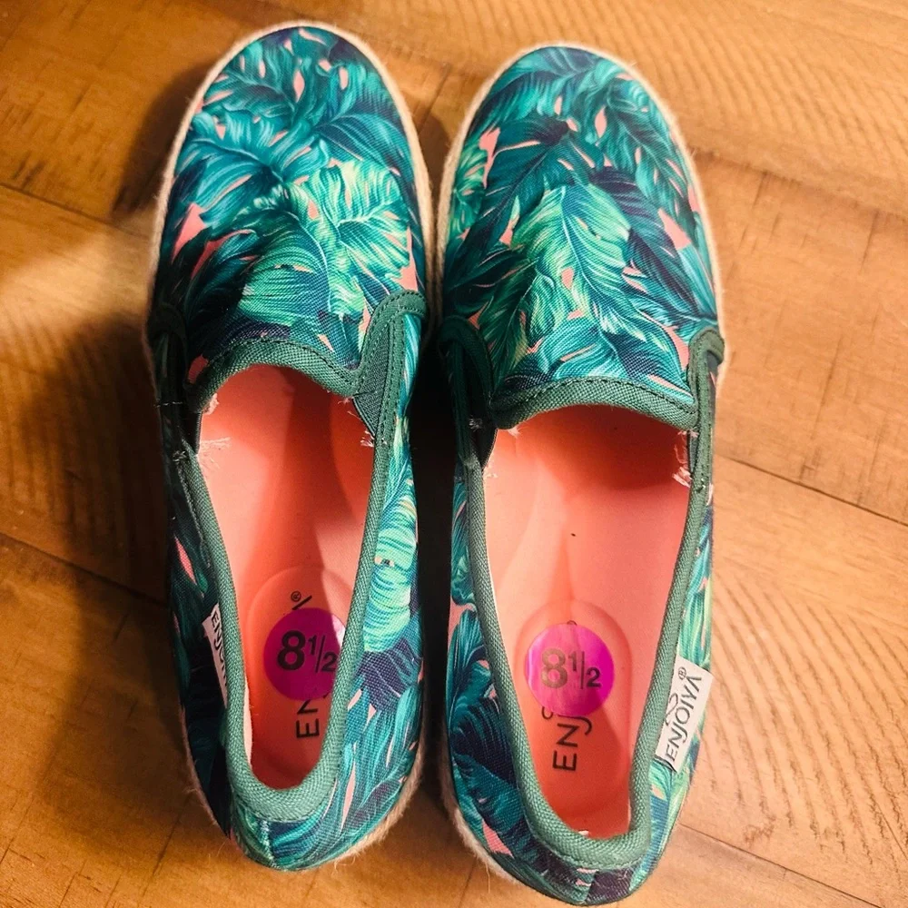 Enjoiva Green Tropical Leaf Print Slip-On Espadrilles Vacation Shoes Size 8.5